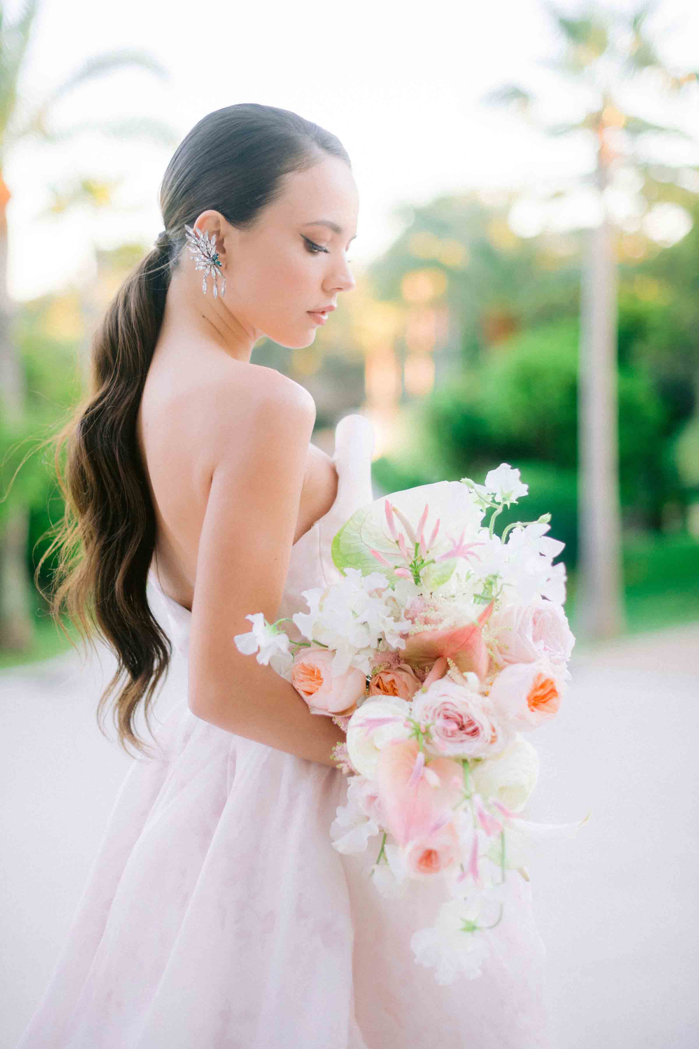 lune mariée tient dans sa main un bouquet de fleurs